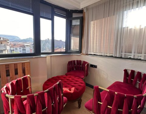 Suit odada pencere önündeki oturma köşesi