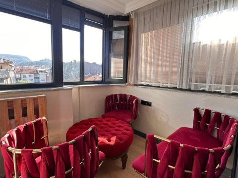Suit Oda oturma köşesi ve şehir manzarası